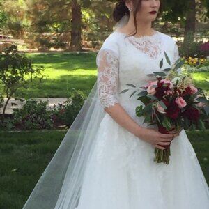 Wedding Gown Beautiful Tulle Lace 3/4 Sleeves Buttons and Zippers. Size 6